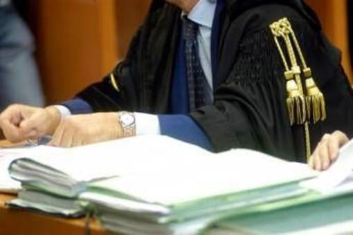 Cade sulle assi di legno al cimitero di Soffiano e si frattura anca e femore: risarcimento di oltre 30mila euro