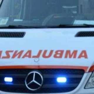 Auto si ribalta e finisce contro B&amp;B a Roma, 5 feriti