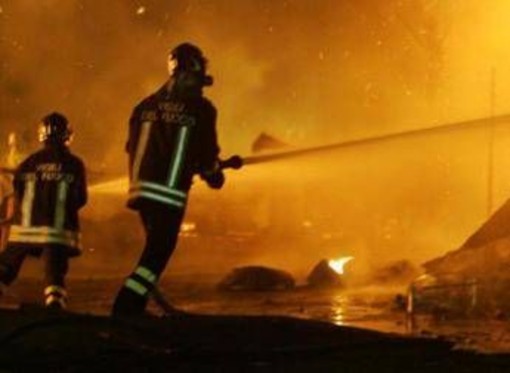 Napoli, vasto incendio a Ponticelli. Il Comune: &quot;Tenere chiuse porte e finestre&quot;