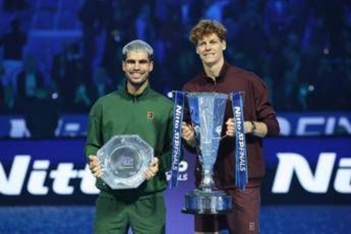 Sinner e l'abbraccio con Alcaraz a Miami: i complimenti di Carlos per il trionfo a Indian Wells