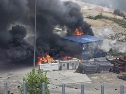 No Tav, assalto al cantiere in Val di Susa: bruciate 2 camionette dei carabinieri No Tav, assalto al cantiere in Val di Susa: bruciate 2 camionette dei carabinieri