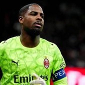 Milan, solidarietà a Maignan dopo gli insulti razzisti: "Condanniamo ogni forma di discriminazione" Milan, solidarietà a Maignan dopo gli insulti razzisti: "Condanniamo ogni forma di discriminazione"