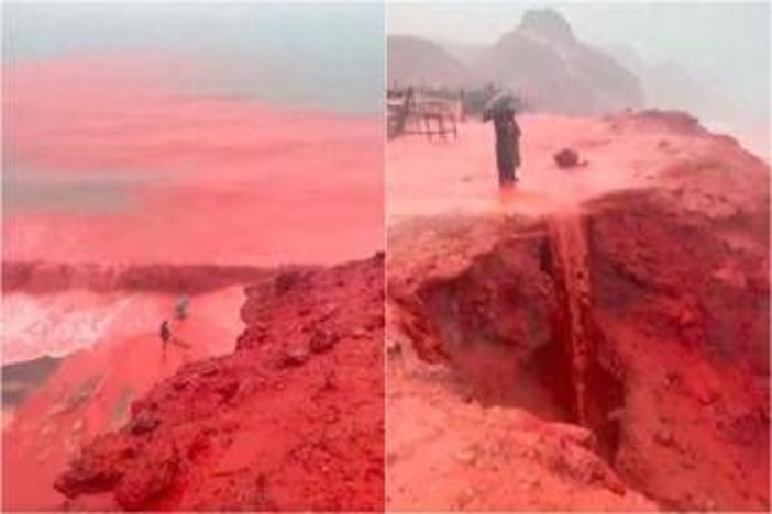 Mare 'rosso sangue' in Iran, lo spettacolo sull'isola di Hormuz Mare 'rosso sangue' in Iran, lo spettacolo sull'isola di Hormuz