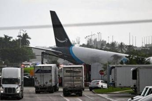 Aereo cargo Amazon fuori pista a Miami, 5 morti e 5 feriti: aperta un'indagine