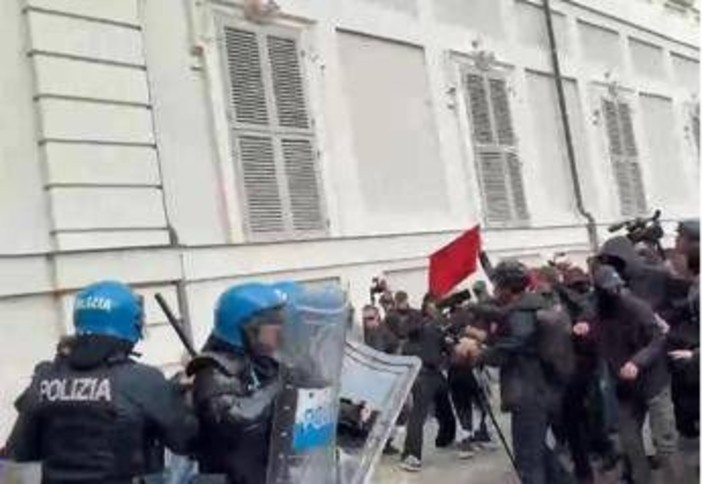 Torino, tensioni e scontri al corteo: lancio di oggetti e cariche della polizia Torino, tensioni e scontri al corteo: lancio di oggetti e cariche della polizia