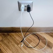 Caricabatteria attaccato alla presa senza telefono, consuma? Cosa succede