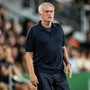 Mourinho show dopo il ko del Real: "C'erano due rossi" e mostra le foto in conferenza Mourinho show dopo il ko del Real: "C'erano due rossi" e mostra le foto in conferenza
