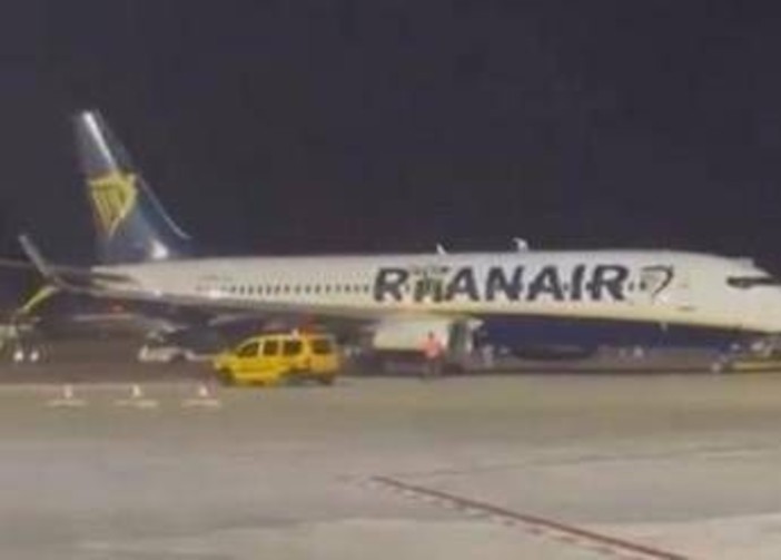 Spagna, falso allarme incendio su volo Ryanair: nella fuga 18 feriti lievi - Video