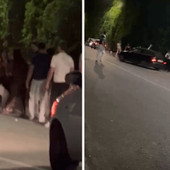 Taormina, auto a tutta velocità su giovani fuori da una discoteca - Il video