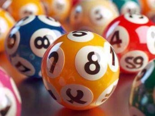 Superenalotto, numeri combinazione vincente oggi 24 aprile
