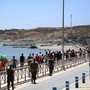 Ceuta, ancora 2500 migranti in città. Marocco: "Avevamo avvertito Spagna". Madrid: "Falso"