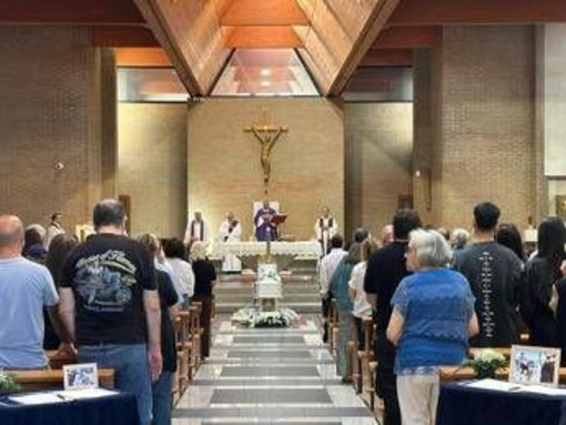 Pietralata, folla ai funerali di Valentina, Luca e Bianca: "Chiediamoci cosa potevamo fare"