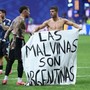 Argentina-Inghilterra, Lo Celso e Otamendi con striscione per Malvinas: rischio squalifica Argentina-Inghilterra, Lo Celso e Otamendi con striscione per Malvinas: rischio squalifica