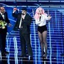 Sanremo 2026, TonyPitony e il caco sul palco: il significato del gesto