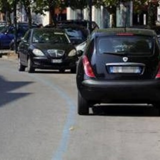 Strisce blu e nuovo Codice della strada, cosa cambia nel 2026: le nuove regole Strisce blu e nuovo Codice della strada, cosa cambia nel 2026: le nuove regole