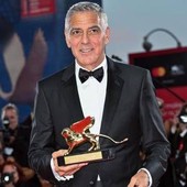 Mostra di Venezia, Clooney riceve il Leone d'oro alla carriera: "L'arte non ferma le guerre ma è antidoto contro la paura" Mostra di Venezia, Clooney riceve il Leone d'oro alla carriera: "L'arte non ferma le guerre ma è antidoto contro la paura"