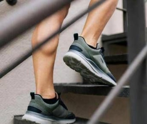 Le scale diventano una palestra, ecco i 7 esercizi per tutti Le scale diventano una palestra, ecco i 7 esercizi per tutti