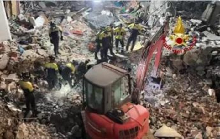 Crollo palazzina a Messina, proseguono ricerche dei tre dispersi. Malore per vigile del fuoco Crollo palazzina a Messina, proseguono ricerche dei tre dispersi. Malore per vigile del fuoco