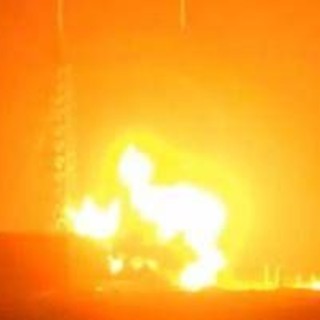 Il razzo di Blue Origin esplode durante il test sulla piattaforma di lancio, Bezos: "Personale al sicuro" Il razzo di Blue Origin esplode durante il test sulla piattaforma di lancio, Bezos: "Personale al sicuro"