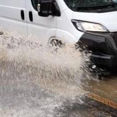 Nubifragio su Roma, strade allagate e traffico in tilt: giornata da incubo