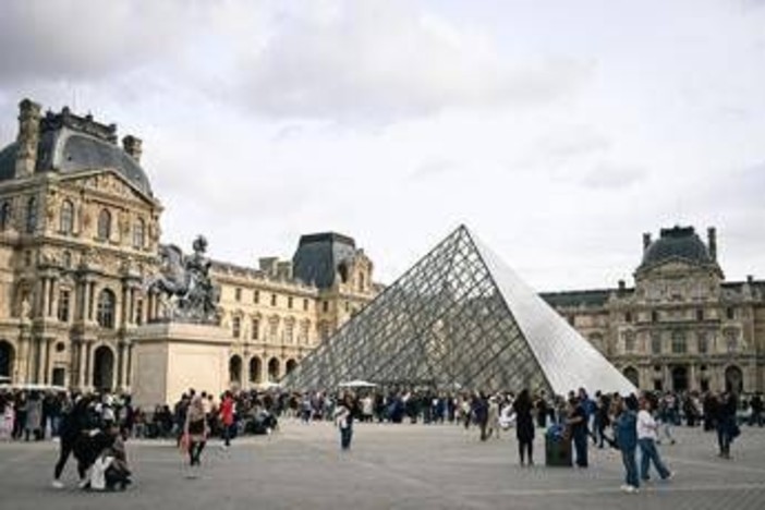 Louvre, allarme strutturale: chiusa parte ala sud Louvre, allarme strutturale: chiusa parte ala sud