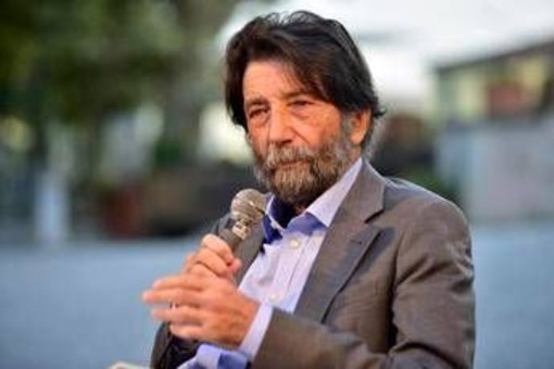 Massimo Cacciari sposo a 81 anni, presto nozze a Milano con Chiara Patriarca Massimo Cacciari sposo a 81 anni, presto nozze a Milano con Chiara Patriarca