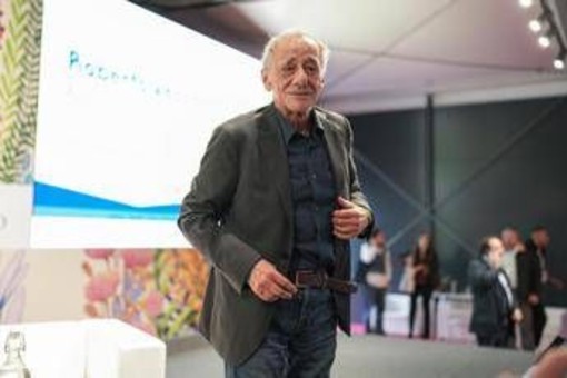 Roberto Vecchioni, concerto annullato a Salerno per "motivi di salute" Roberto Vecchioni, concerto annullato a Salerno per "motivi di salute"