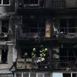 Ucraina, Kiev ancora sotto attacco: raffica di missili e droni. Zelensky: &quot;Russia colpisce strutture civili&quot;