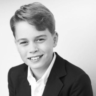 Principe George compie 12 anni, la foto ufficiale e la dedica di Kate e William
