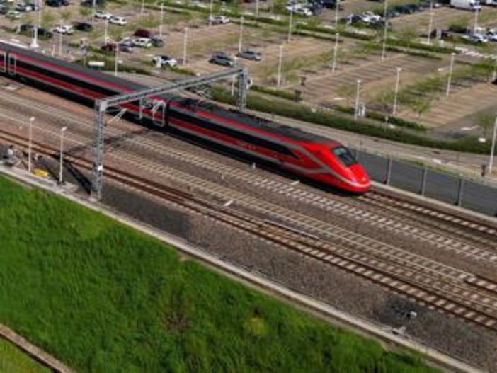 Treni, Italia divisa in due per lavori su ponte a Firenze: previsti ritardi e cancellazioni per Alta Velocità e Regionali Treni, Italia divisa in due per lavori su ponte a Firenze: previsti ritardi e cancellazioni per Alta Velocità e Regionali