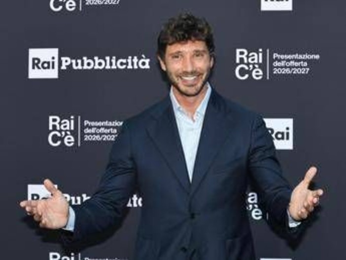 Sanremo, il nuovo regolamento dell'era De Martino: arriva la 'Serata Performance', 24 big in gara e paletti per l'IA