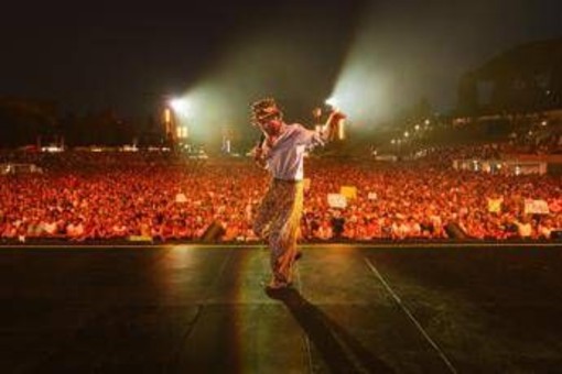 Jovanotti gladiatore col sorriso al Circo Massimo: "Il pessimismo è un lusso che non posso permettermi"