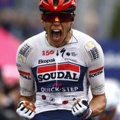 Giro d'Italia, prima tappa in volata a Magnier. Caduta di gruppo in vista del traguardo