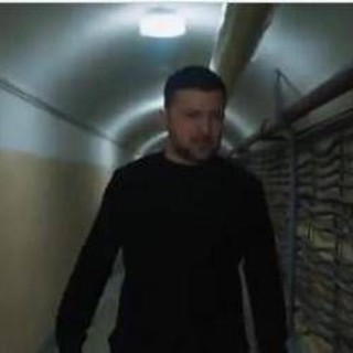 Zelensky mostra bunker sotterraneo per la prima volta Zelensky mostra bunker sotterraneo per la prima volta