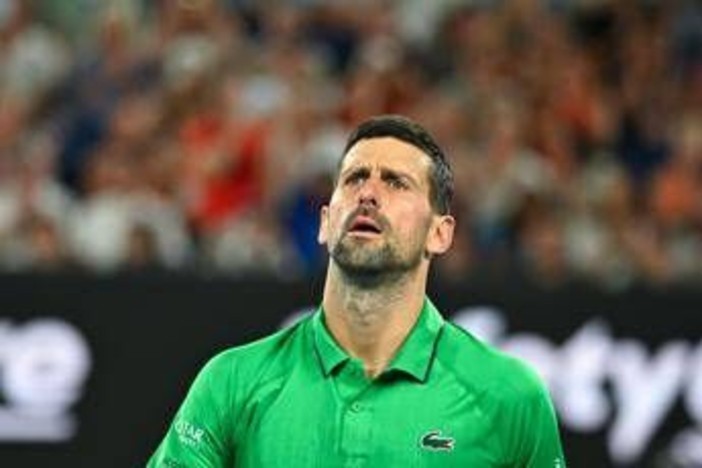 Djokovic si prende un warning e litiga con l'arbitro: "Stavo cercando il mio cappello" Djokovic si prende un warning e litiga con l'arbitro: "Stavo cercando il mio cappello"