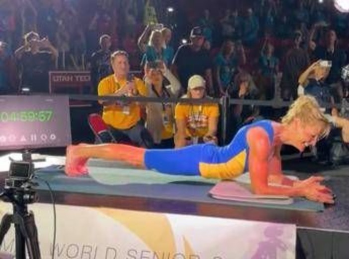 Cinque ore di... plank, 'super' atleta di 61 anni stabilisce il nuovo record del mondo Cinque ore di... plank, 'super' atleta di 61 anni stabilisce il nuovo record del mondo