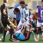 Mondiali, follia Paredes dopo finale: rissa ed espulsione. E Otamendi litiga con Rodri Mondiali, follia Paredes dopo finale: rissa ed espulsione. E Otamendi litiga con Rodri