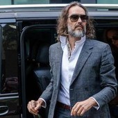 "Spietato e calcolatore con un insaziabile appetito sessuale": le durissime accuse in tribunale a Russell Brand