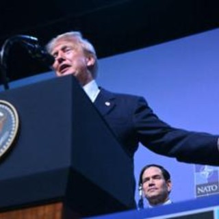 Trump show a vertice Nato ad Ankara, dopo gli attacchi è "immenso amore" con gli alleati