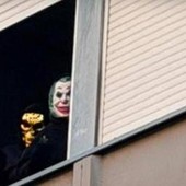 Scuola, occupato a Roma Iss Leopoldo Pirelli: ragazzi alla finestra con maschere