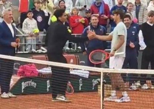 Roland Garros, la semifinale non si gioca? Cobolli si allena con un tifoso sul Centrale Roland Garros, la semifinale non si gioca? Cobolli si allena con un tifoso sul Centrale