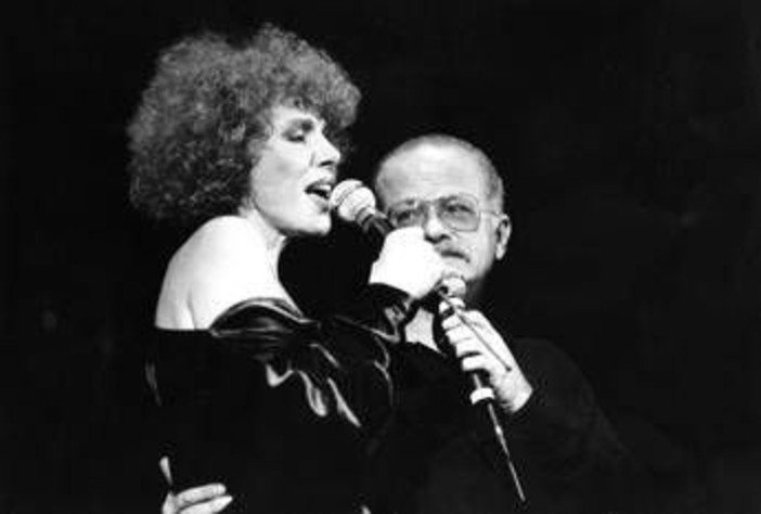 Vanoni, un pianoforte e un cuore nero: il lutto di Gino Paoli Vanoni, un pianoforte e un cuore nero: il lutto di Gino Paoli