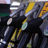 Carburanti, caccia alle risorse per la proroga del taglio delle accise: banche nel mirino della Lega