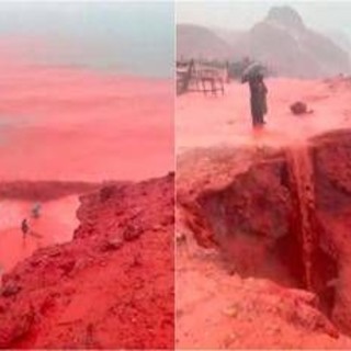 Mare 'rosso sangue' in Iran, lo spettacolo sull'isola di Hormuz Mare 'rosso sangue' in Iran, lo spettacolo sull'isola di Hormuz