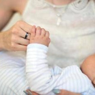 Manovra, la bozza: bonus mamme aumenta a 60 euro al mese