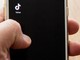 TikTok sotto accusa in Europa: "Viola leggi Ue, account minori a rischio"