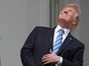Trump, faccia a faccia con l'eclissi: occhi puntati al sole e niente occhiali Trump, faccia a faccia con l'eclissi: occhi puntati al sole e niente occhiali