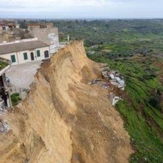 Frana Niscemi, sindaco agli abitanti: "Rispettate i divieti di accesso nella zona rossa" Frana Niscemi, sindaco agli abitanti: "Rispettate i divieti di accesso nella zona rossa"