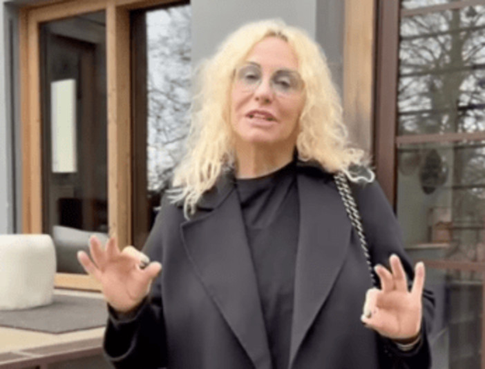Antonella Clerici con l'holter attaccato, la spiegazione in diretta: &quot;Ho degli sbalzi pressori&quot;