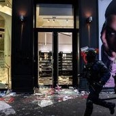 Cosmetici, smartphone e abiti firmati: il bottino dei saccheggi in vendita su Vinted Cosmetici, smartphone e abiti firmati: il bottino dei saccheggi in vendita su Vinted